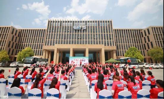 做白色的牛奶，創(chuàng)紅色的企業(yè)，花花牛乳業(yè)集團青春歌會慶祝建黨100周年