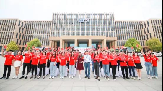 做白色的牛奶，創(chuàng)紅色的企業(yè)，花花牛乳業(yè)集團青春歌會慶祝建黨100周年