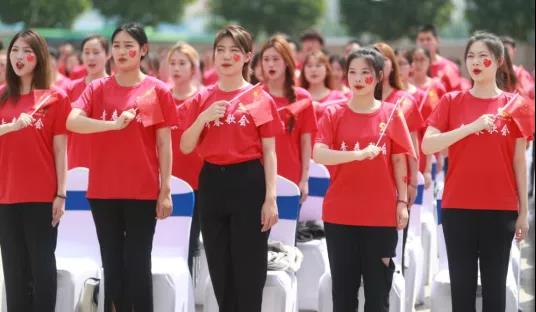 做白色的牛奶，創(chuàng)紅色的企業(yè)，花花牛乳業(yè)集團青春歌會慶祝建黨100周年