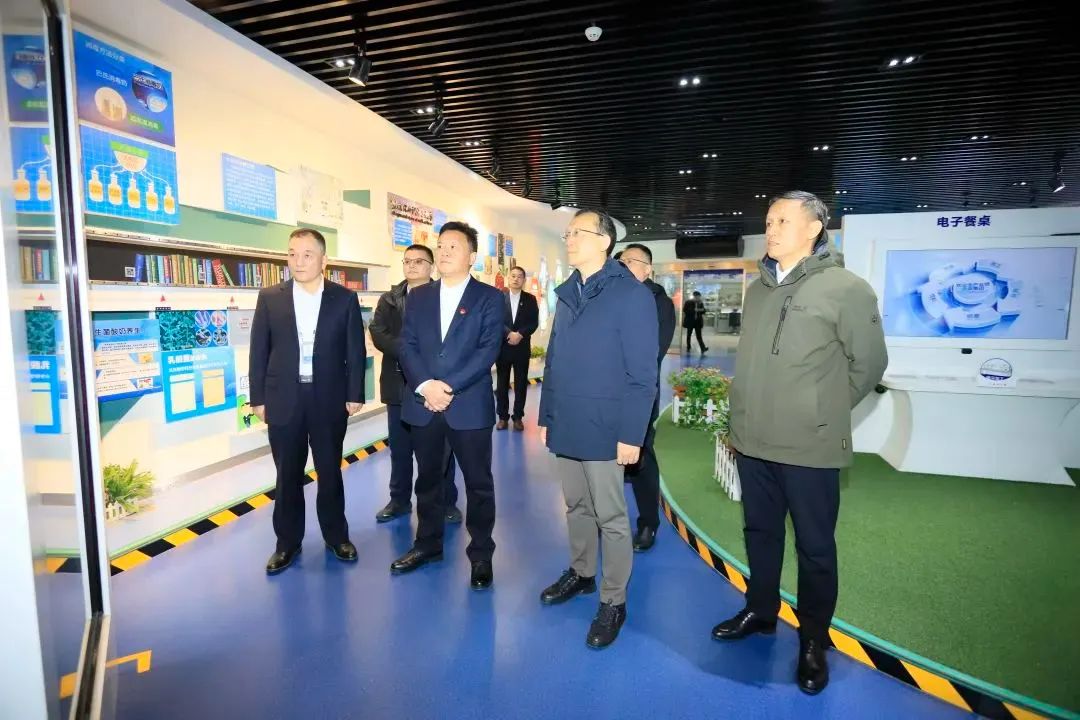 省政府國資委黨委書記、主任李濤一行到花花牛乳業(yè)集團(tuán)調(diào)研