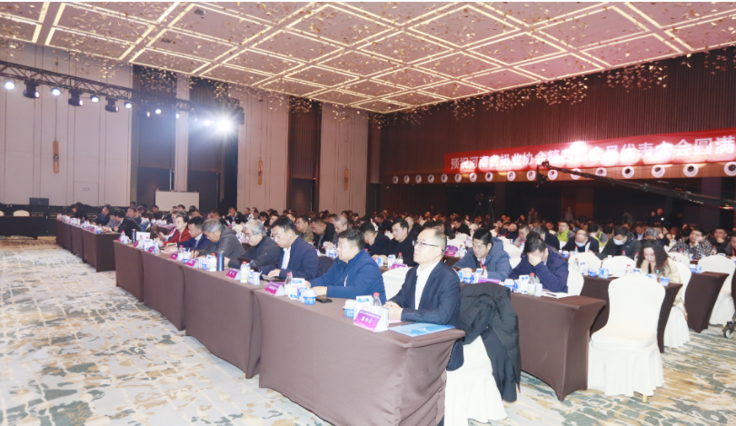 河南奶業(yè)發(fā)展啟航新征程——花花牛乳業(yè)集團(tuán)黨委書(shū)記、董事長(zhǎng)唐洪峰當(dāng)選河南省奶業(yè)協(xié)會(huì)會(huì)長(zhǎng)