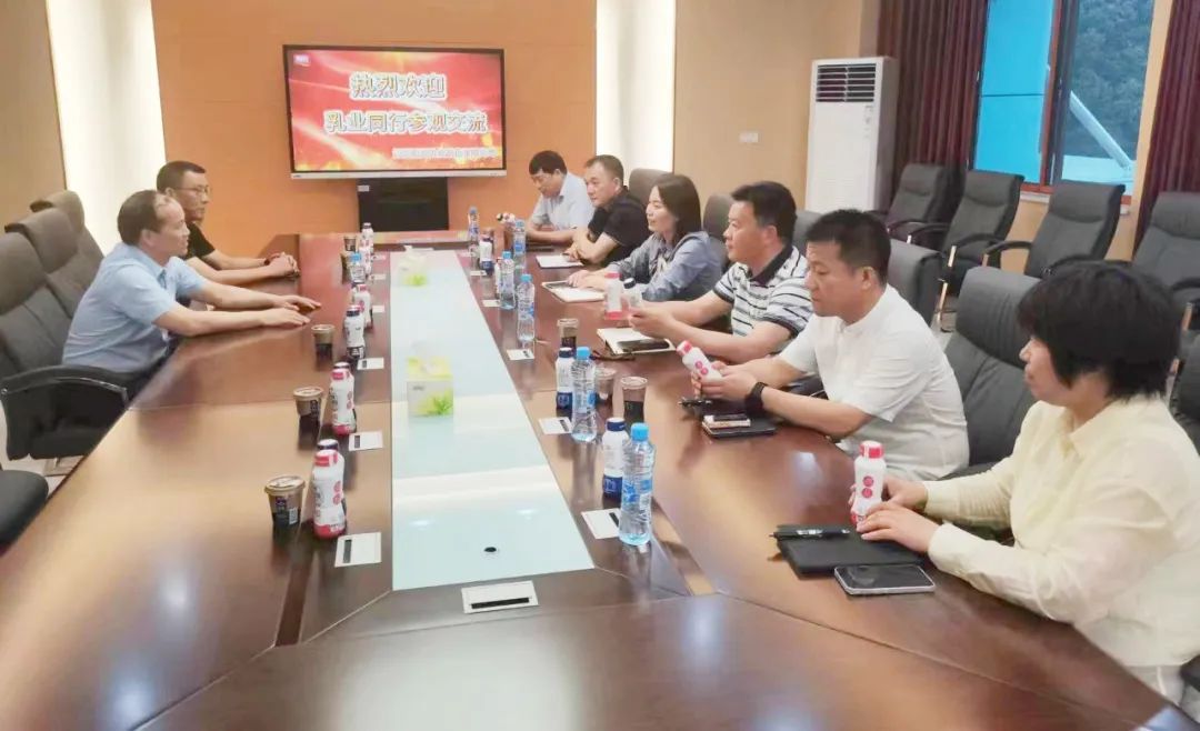 參觀拓思路 交流促發(fā)展 | 集團(tuán)領(lǐng)導(dǎo)參加中乳協(xié)第二十九次年會(huì)暨中國(guó)（國(guó)際）乳業(yè)技術(shù)博覽會(huì)并到江西陽(yáng)光乳業(yè)參觀座談