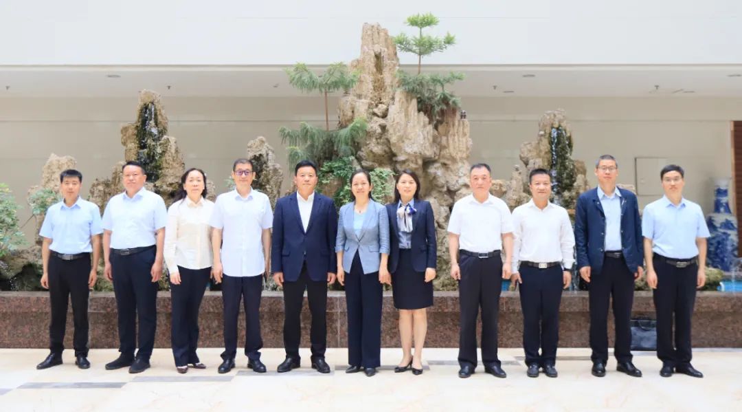 揚(yáng)帆起航 譜寫絢麗新篇章 | 花花牛乳業(yè)集團(tuán)新一屆董事會(huì)成立并召開中高層以上領(lǐng)導(dǎo)干部會(huì)議