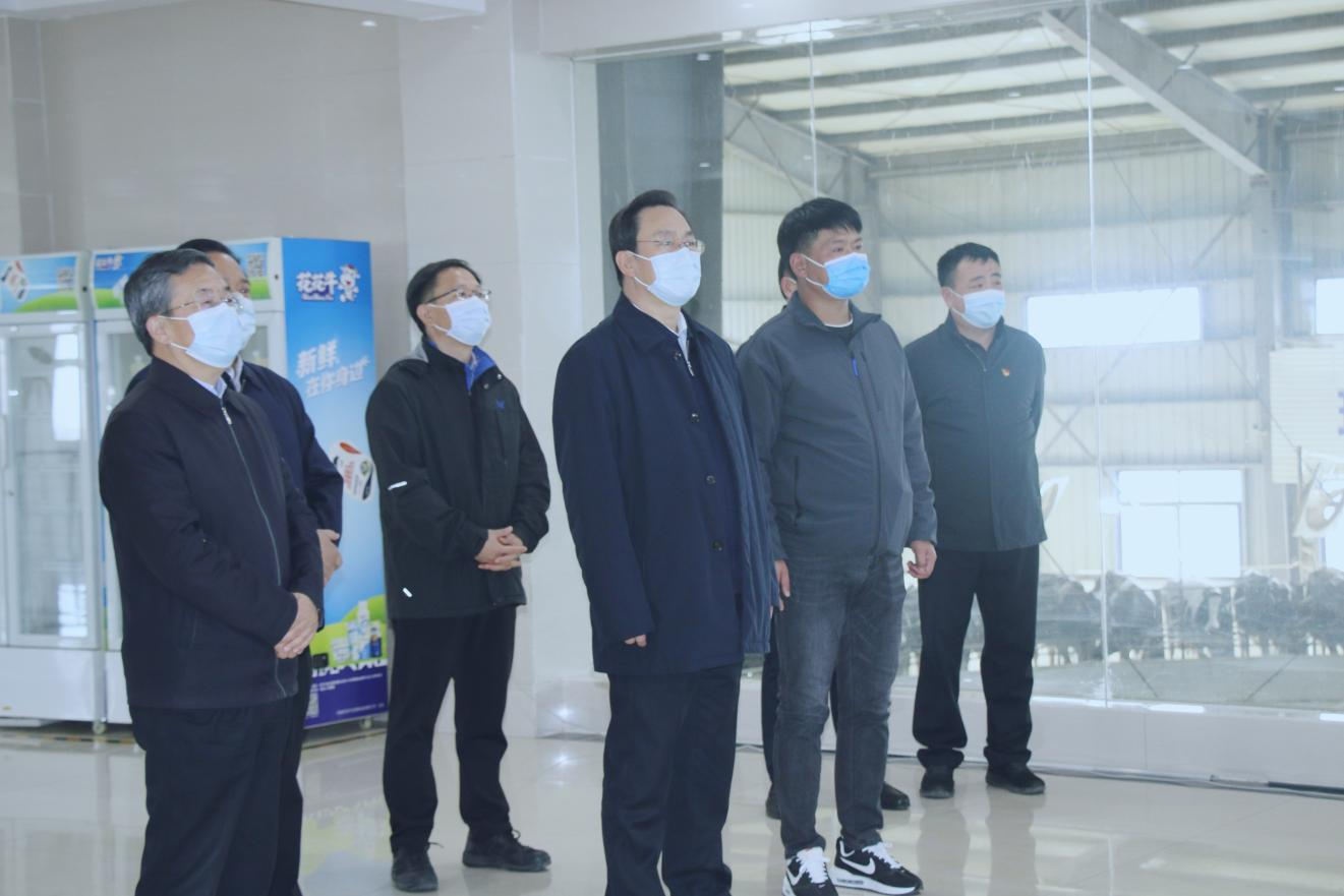 河南省人大常委會黨組書記、副主任孔昌生蒞臨花花牛魯山瑞亞牧場參觀調(diào)研