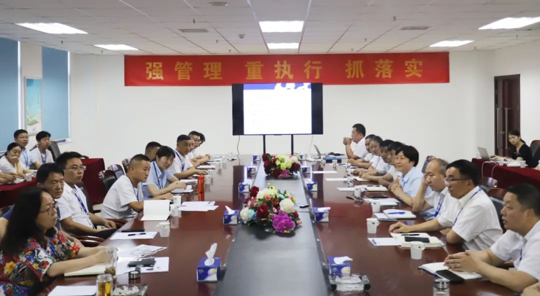 勇?lián)姑な卣齽?chuàng)新｜花花牛乳業(yè)集團(tuán)召開(kāi)營(yíng)銷、養(yǎng)殖及飼料月度經(jīng)營(yíng)工作會(huì)議