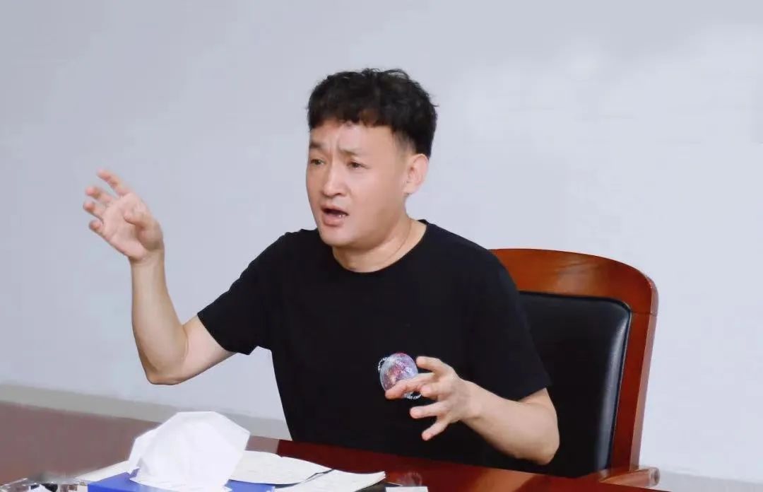 勇?lián)姑な卣齽?chuàng)新｜花花牛乳業(yè)集團(tuán)召開(kāi)營(yíng)銷、養(yǎng)殖及飼料月度經(jīng)營(yíng)工作會(huì)議