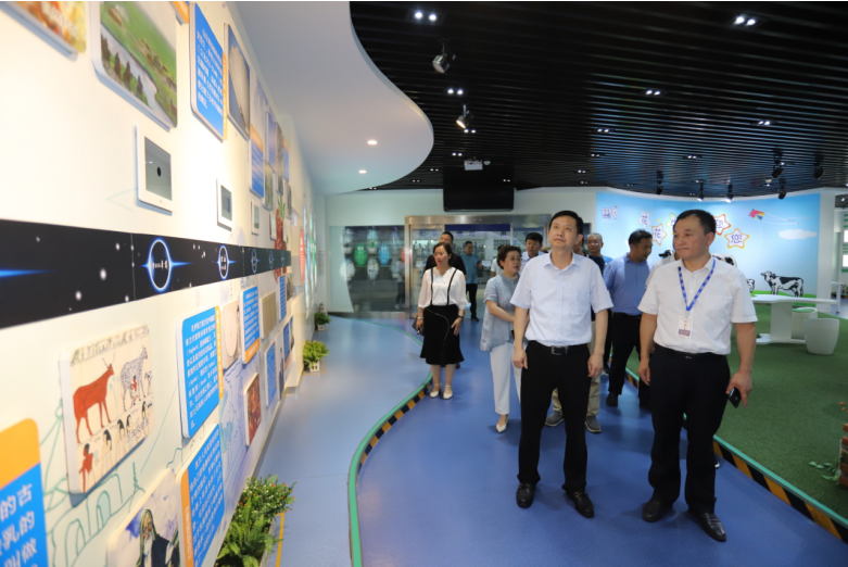 快訊|鄭州市二七區(qū)委副書記、區(qū)長虎榮鑫蒞臨河南花花牛乳業(yè)集團調(diào)研