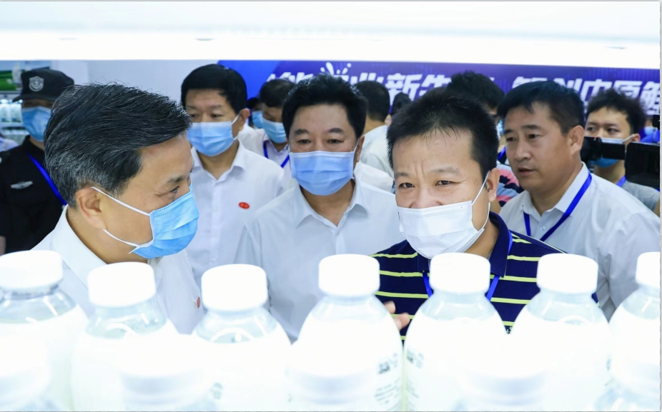 花花牛 | 第34屆中原畜牧業(yè)交易博覽會開幕河南省人民政府副省長武國定蒞臨花花牛展臺參觀 花花牛 | 第34屆中原畜牧業(yè)交易博覽會開幕河南省人民政府副省長武國定蒞臨花花牛展臺參觀