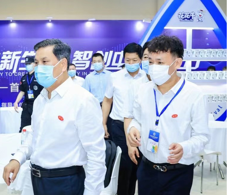 花花牛 | 第34屆中原畜牧業(yè)交易博覽會開幕河南省人民政府副省長武國定蒞臨花花牛展臺參觀 花花牛 | 第34屆中原畜牧業(yè)交易博覽會開幕河南省人民政府副省長武國定蒞臨花花牛展臺參觀