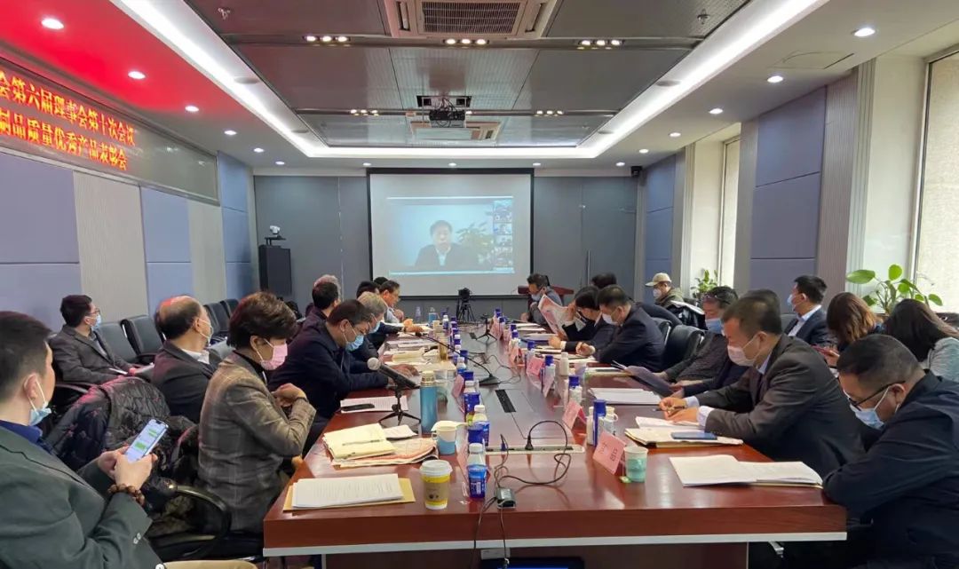 榮膺乳業(yè)三大金獎(jiǎng)，花花牛以產(chǎn)業(yè)融合發(fā)展推進(jìn)奶業(yè)高質(zhì)量發(fā)展