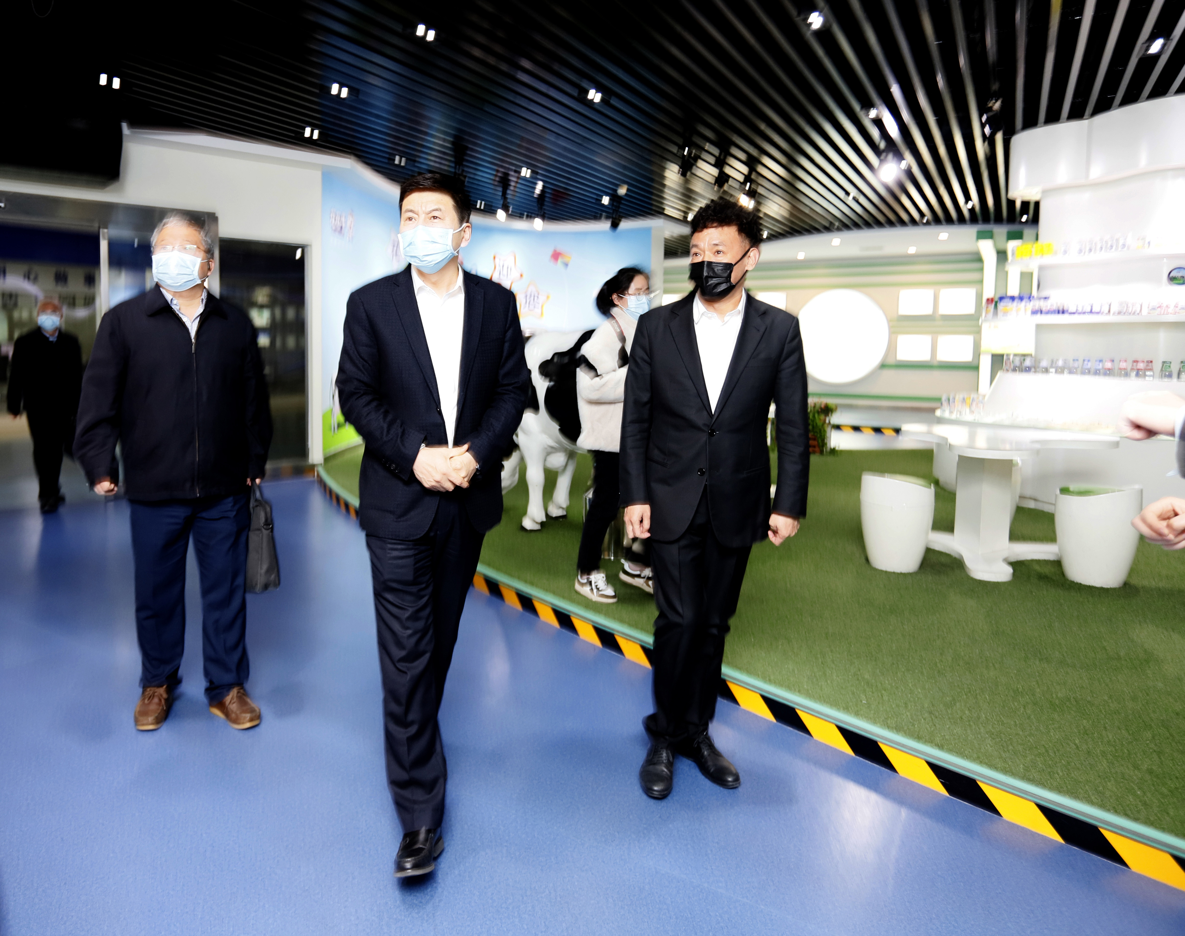 河南省委常委、副省長費(fèi)東斌蒞臨 花花牛乳業(yè)集團(tuán)調(diào)研