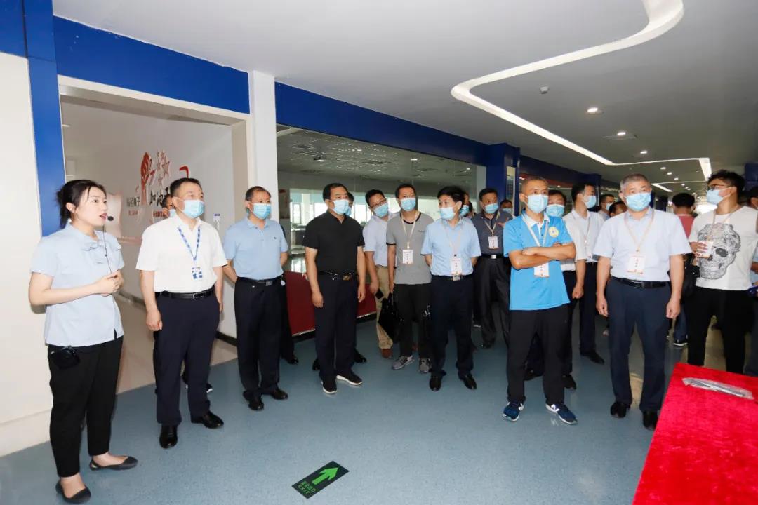 鄭州市安全生產(chǎn)雙重預(yù)防體系建設(shè)現(xiàn)場(chǎng)觀摩會(huì)在花花牛乳業(yè)集團(tuán)鄭州分公司召開 鄭州市安全生產(chǎn)雙重預(yù)防體系建設(shè)現(xiàn)場(chǎng)觀摩會(huì)在花花牛乳業(yè)集團(tuán)鄭州分公司召開