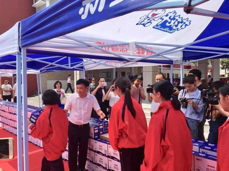 “健康中原，牛奶伴您行——花花牛乳業(yè)集團2018中國小康牛奶行動” 公益助學(xué)啟動儀式隆重舉行