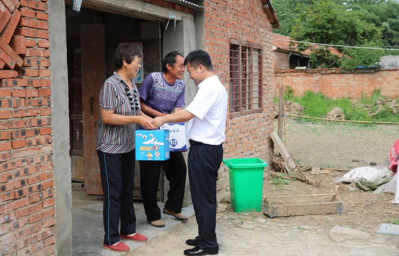 花花牛乳業(yè)集團(tuán)走訪慰問(wèn)貧困戶 結(jié)對(duì)幫扶暖人心