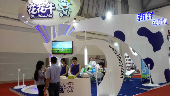 花花牛牛氣沖天！農(nóng)業(yè)部長(zhǎng)品嘗“領(lǐng)暢”點(diǎn)贊，又獲國(guó)際奶業(yè)平臺(tái)青睞