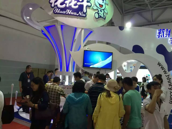 花花牛牛氣沖天！農(nóng)業(yè)部長(zhǎng)品嘗“領(lǐng)暢”點(diǎn)贊，又獲國(guó)際奶業(yè)平臺(tái)青睞