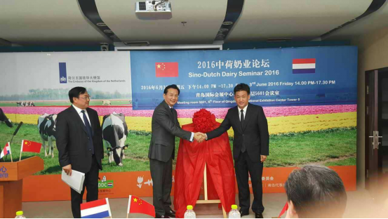 花花牛牛氣沖天！農(nóng)業(yè)部長(zhǎng)品嘗“領(lǐng)暢”點(diǎn)贊，又獲國(guó)際奶業(yè)平臺(tái)青睞