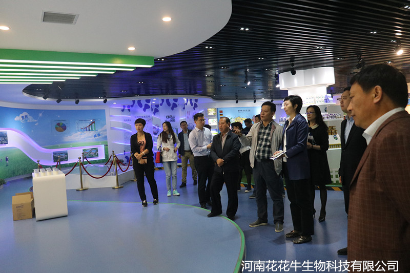 鄭州市二七區(qū)區(qū)委、統(tǒng)戰(zhàn)部部長(zhǎng)王玉紅蒞臨花花牛生物科技有限公司參觀指導(dǎo)