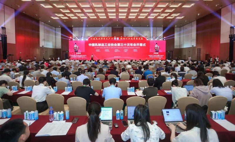 花花牛乳業(yè)集團黨委書記、董事長唐洪峰一行參加中國乳制品工業(yè)協(xié)會第三十次年會暨2024中國（國