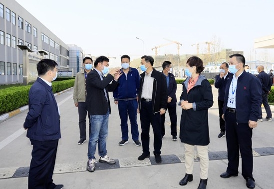 鄭州市人大副主任孫黎、市政府副市長李喜安一行 蒞臨花花牛開展“三送一強(qiáng)”活動