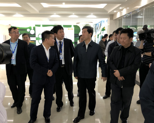 河南省委副書(shū)記、省長(zhǎng)陳潤(rùn)兒一行蒞臨 花花牛集團(tuán)魯山瑞亞牧業(yè)有限公司視察調(diào)研