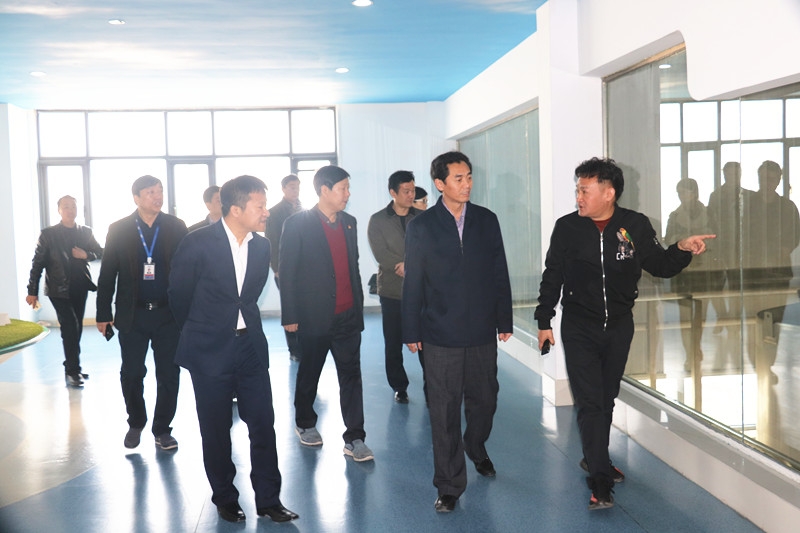 封丘縣縣長王獻(xiàn)臣一行蒞臨花花牛集團(tuán)養(yǎng)殖、乳品事業(yè)部參觀調(diào)研